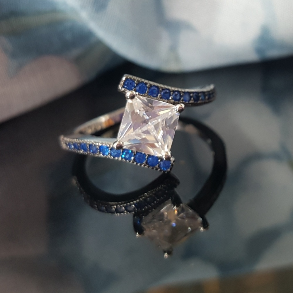 White n Blue Cubic Zirconia - Picture 2 of 8